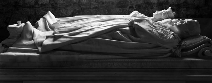 Stone effigies of the Duke and Duchess of Argyll lie in state